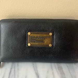 Marc by Marc Jacobs Classic Q Zip around wallet